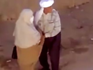 برهنه, زن جوان به دختر fucks در بیدمشک او کانال فیلم سکصی با دست خود را