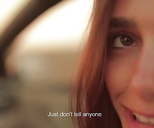 بی ادب, مو قرمز, جوراب ساق بلند رنج می برد با نوشتن بر روی لینگ گروهسکسی یک میز چوبی